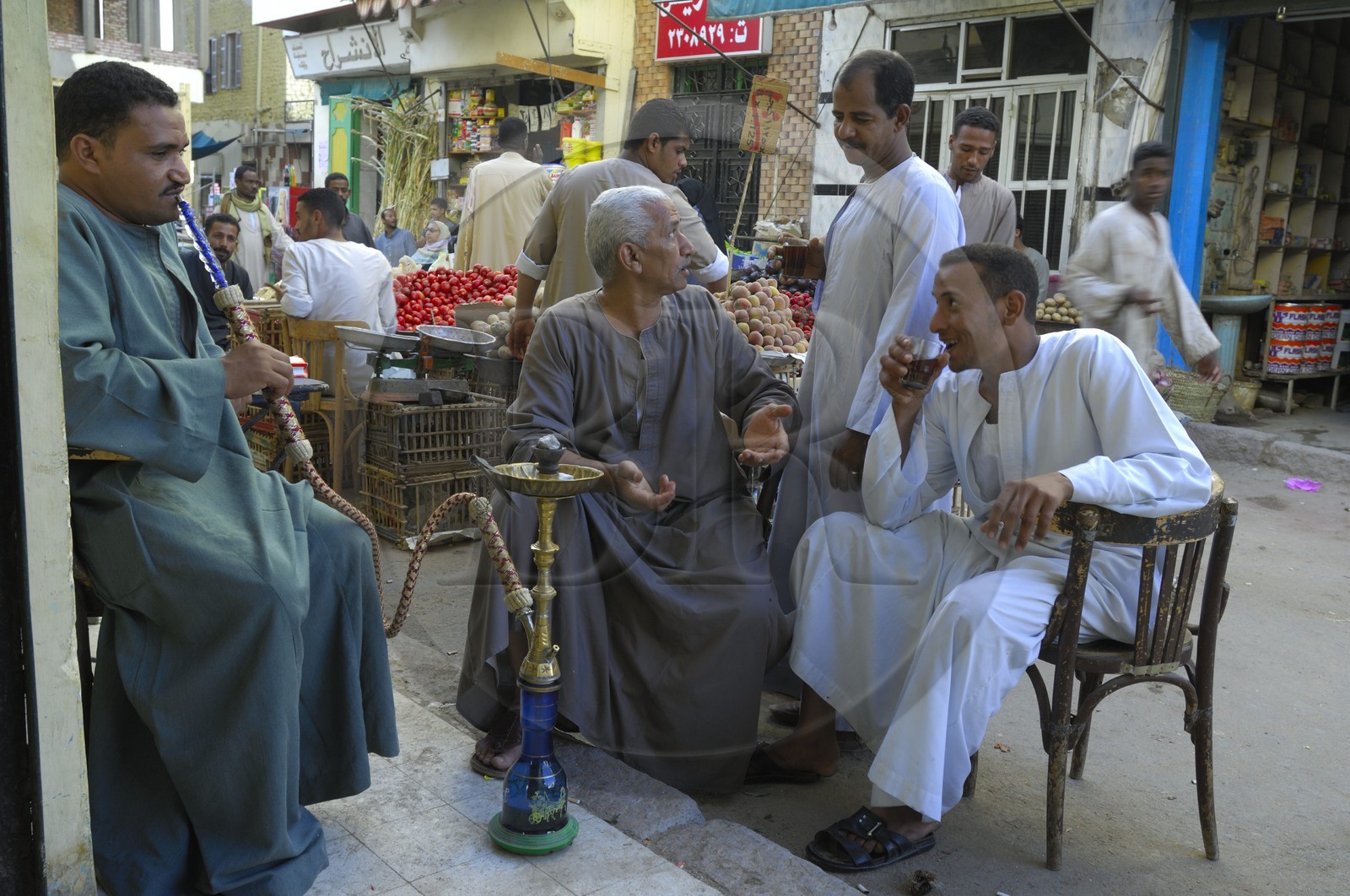Egypte, Haute Egypte, Nubie, vallée du Nil, Assouan, le souk, fumeur de narguilé