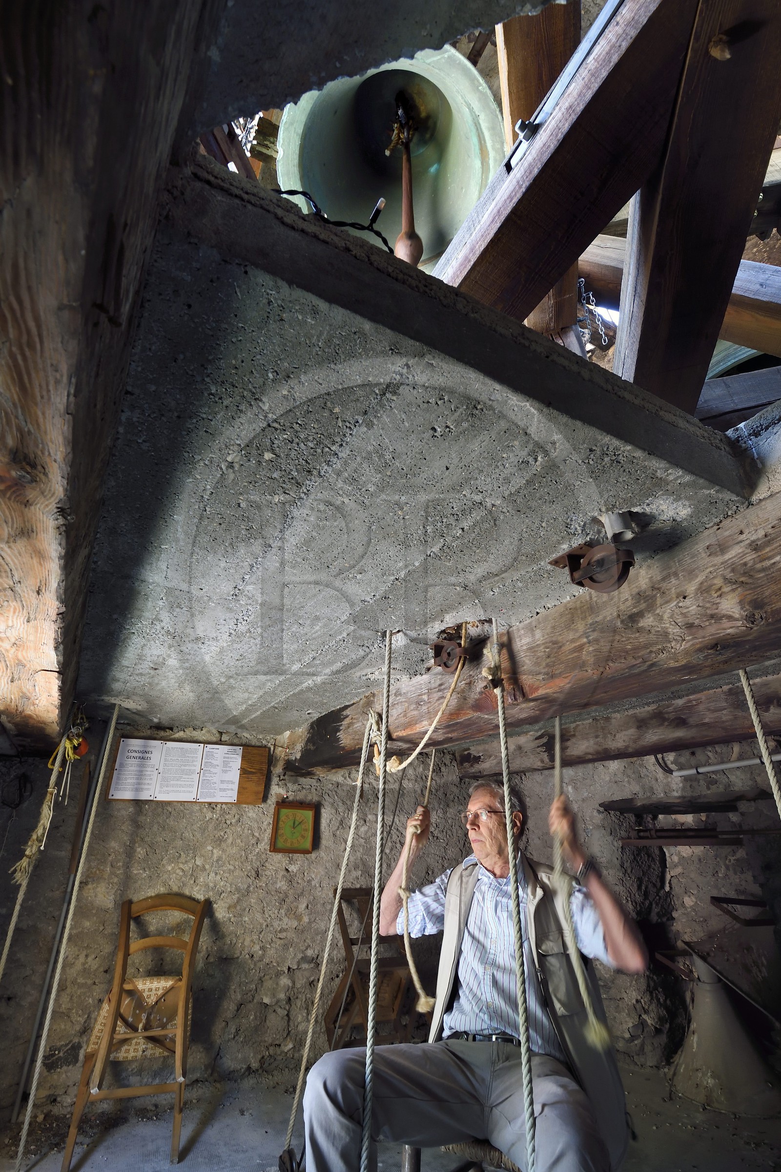 France, Alpes-Maritimes (06), vallée de la Roya (arrière-pays niçois), au pied du parc national du Mercantour, Saorge, le beffroi de l'église paroissiale Saint-Sauveur, le carillon sonné à deux mains et deux pieds par Bernard Duval dit Bena da Caranca