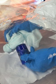 France, Bas-Rhin (67), Schiltigheim, intervention d'ingénieurs de l’Agence nationale pour la gestion des déchets radioactifs (Andra) chez des particuliers pour enlever la radioactivité d’un modèle rare de fontaine au radium centenaire, décontamination du verre par frottement