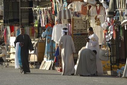 Egypte, Haute Egypte, vallée du Nil, Louxor, la rive ouest, boutiques de souvenirs devant l'entrée du temple de Deir el-Bahari (Hatchepsout)