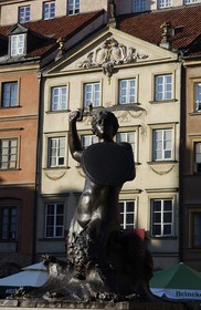 Pologne, Varsovie, statue fontaine au centre de la place du marché de la vieille ville