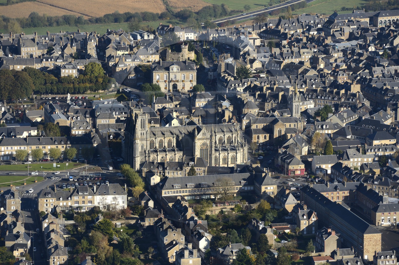 France, Manche (50), Avranches, l'église Notre-Dame-des-Champs et le chateau en arrière plan (vue aérienne)