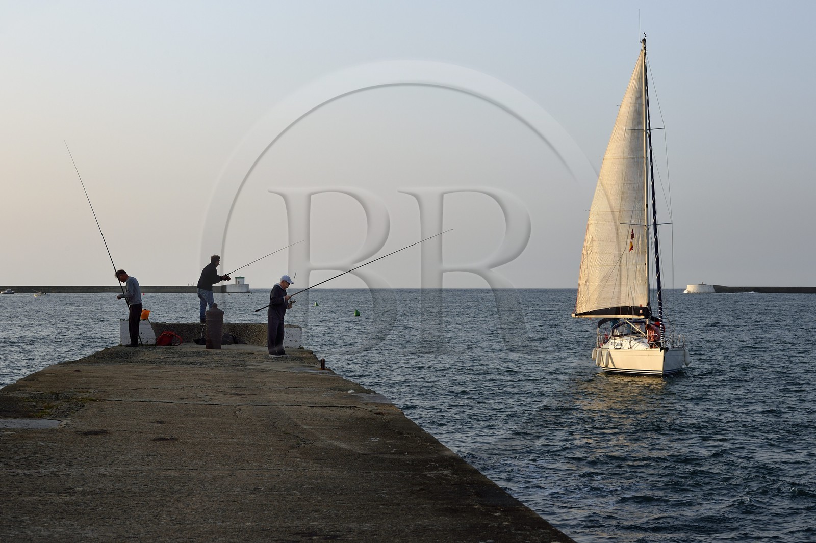 France, Pyrénées-Atlantiques (64), Pays-Basque, Saint-Jean-de-Luz, pêcheurs sur la jetée à la sortie du port
