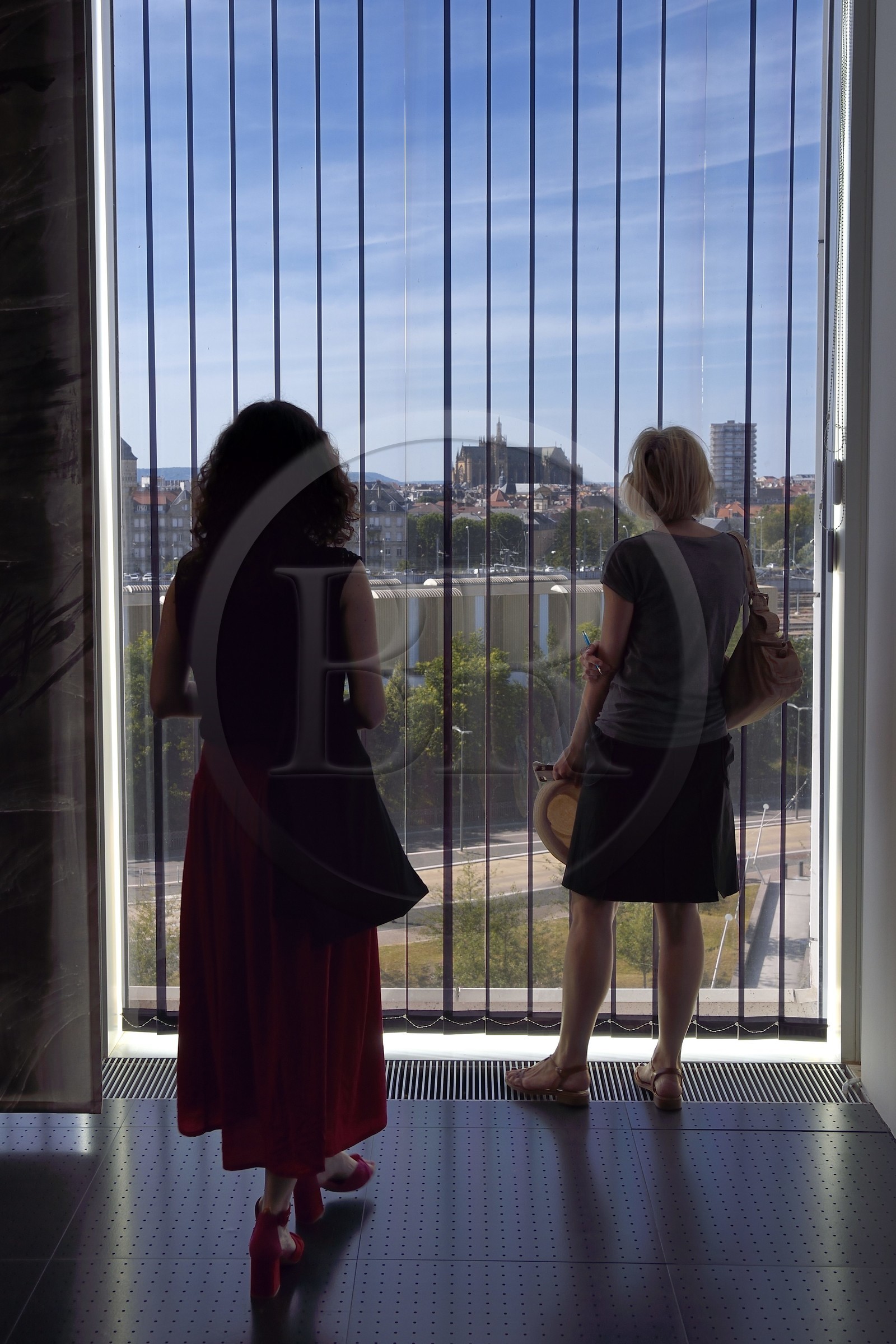 France, Moselle (57), Metz, quartier de l'Amphithéatre, le Centre Pompidou-Metz, centre d'art conçus par les architectes Shigeru Ban et Jean de Gastines, vue sur Metz depuis la Galerie 3