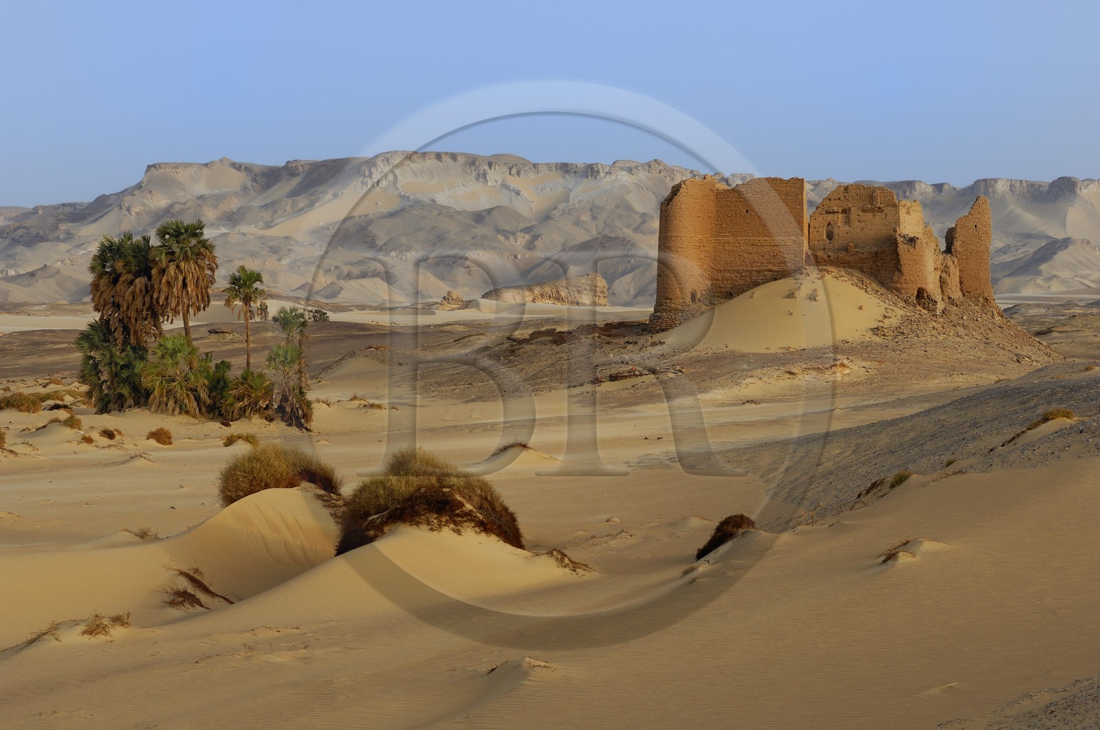 Egypte, désert libyque, forteresse de Ain el-Labakha à l' est de Kharga Egypte, désert libyque, forteresse de Ain el-Labakha à l' est de Kharga