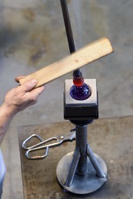 France, Moselle, Meisenthal, Centre international d'Art verrier (CIAV) (international glass centre), the blowing workshop, crafting a Christmas ball, cane detachment