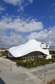 France, Moselle, Metz, Amphitheatre district, Centre Pompidou Metz, art center designed by architects Shigeru Ban and Jean de Gastines