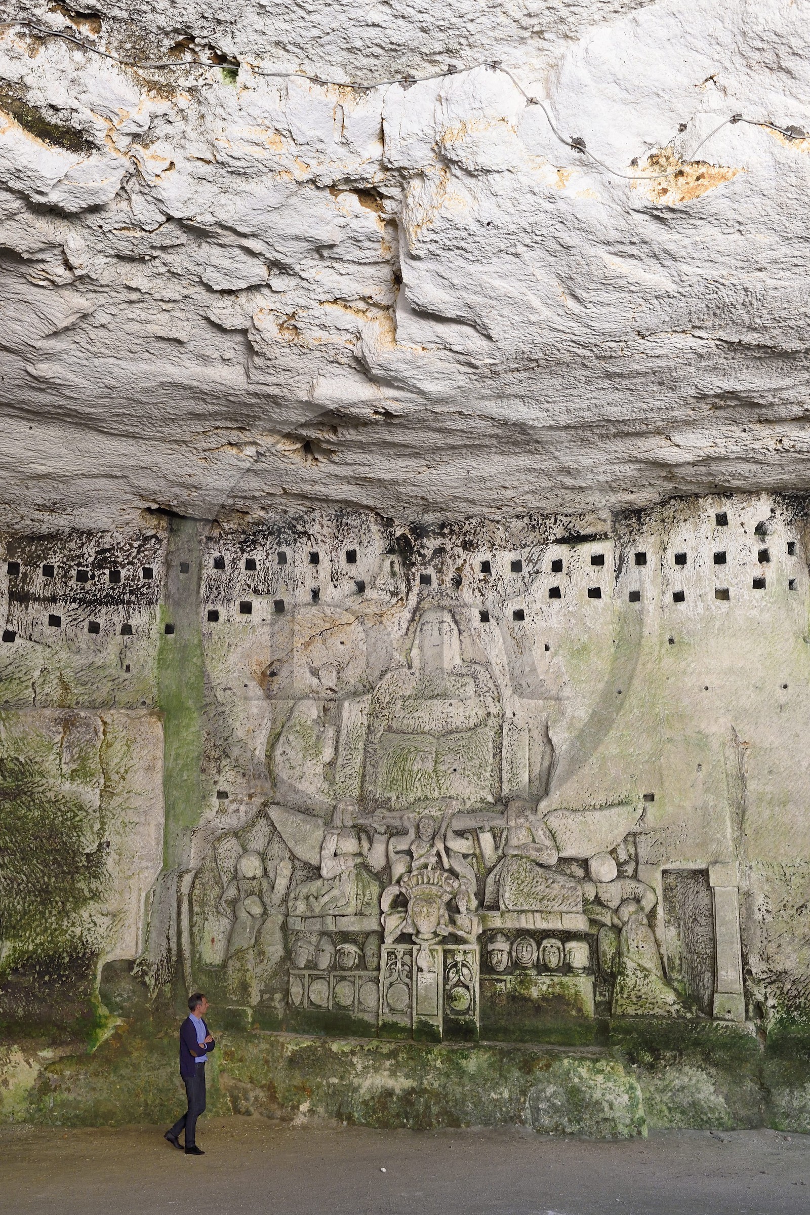 France, Dordogne (24), Brantôme, l'abbaye bénédictine Saint-Pierre de Brantôme, vestiges du premier monastère aménagé dans le pied de la falaise avec notamment la grotte du Jugement Dernier, Crucifixion, bas relief du XV ème siècle sous le pigeonnier