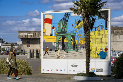 France, Loire-Atlantique (44), Saint-Nazaire, bassin à flot de de l'ancienne base sous-marine allemande, une des six fresques sur panneaux de métal émaillé reproduisant des vignettes de l’album de bande dessinée sur les lieux mêmes où se déroulent les aventures de Tintin