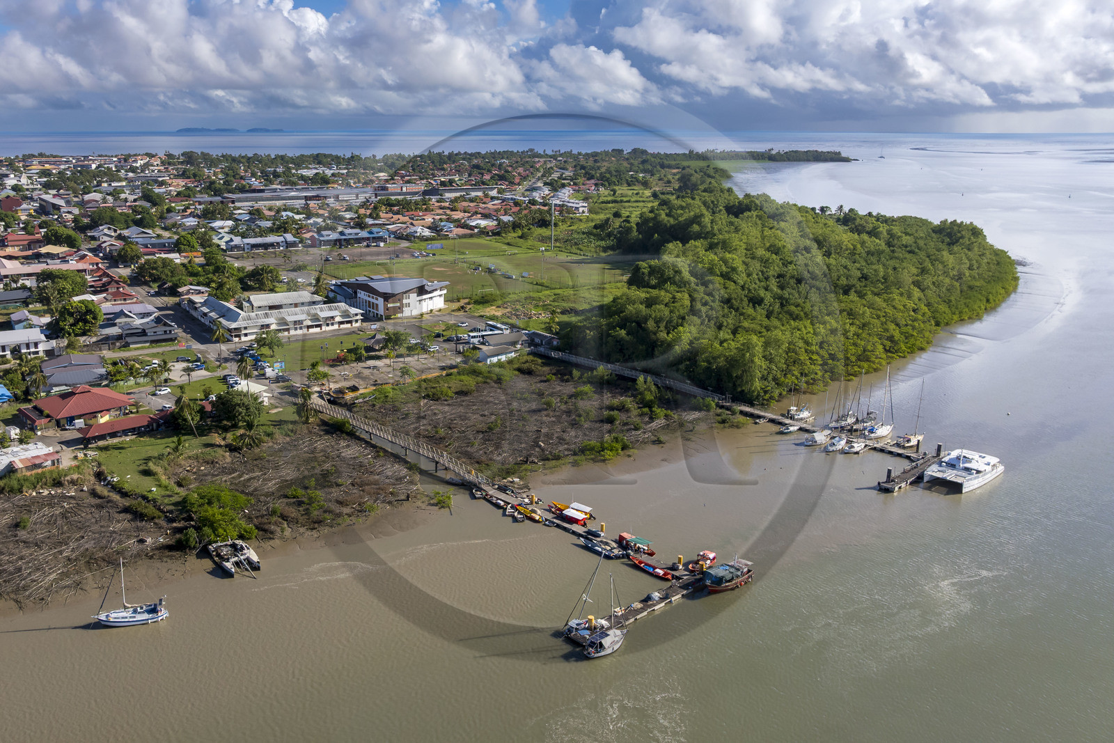 France, Guyane, Kourou, le ponton des pêcheurs sur l'estuaire du fleuve Kourou à proximité de la gare maritime des Balourous (vue aérienne)