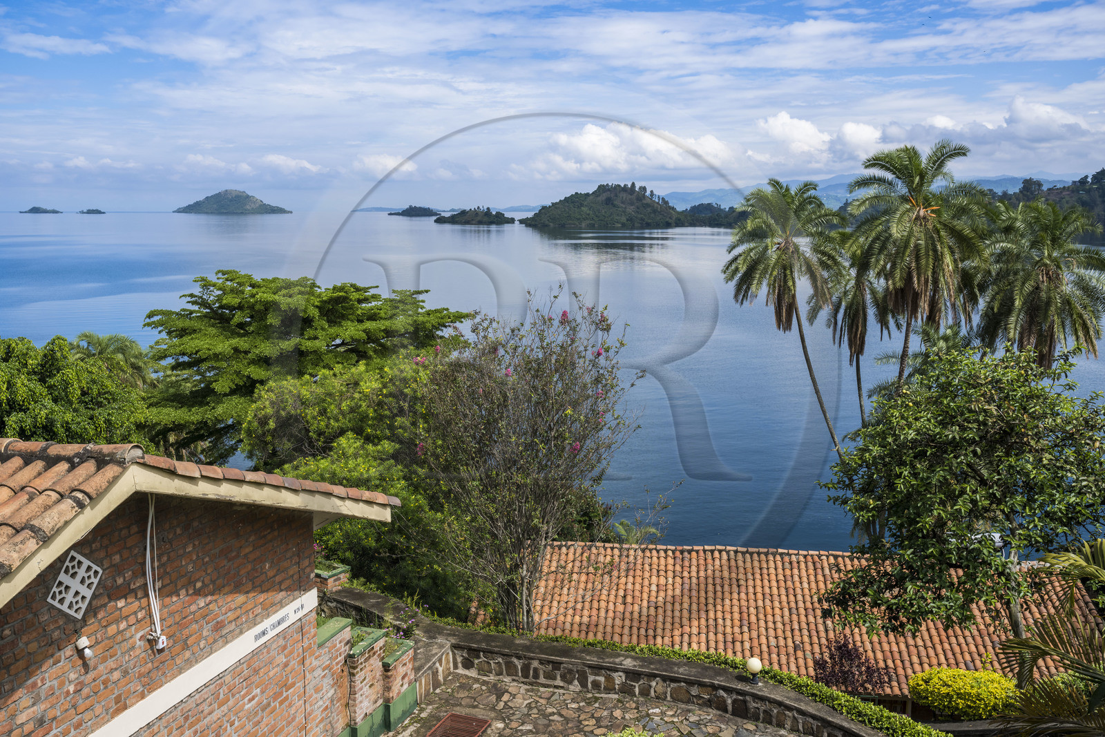 Rwanda, Province de l’Ouest, Karongi (anciennement nommée Kibuye), lac Kivu, presqu'ile abritant le Bethany Hotel et l'Ile Napoléon nommé ainsi en raison de sa forme qui ressemble au chapeau de l'empereur en arrière plan