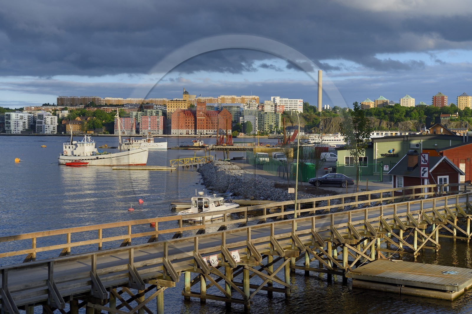 Suède, Stockholm, le pont menant à l'ile de Beckholmen et le quartier de Saltsjöqvarn en arrière plan