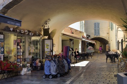 France, Var (83), Hyères, magasin sous les arcades de la rue des Porches