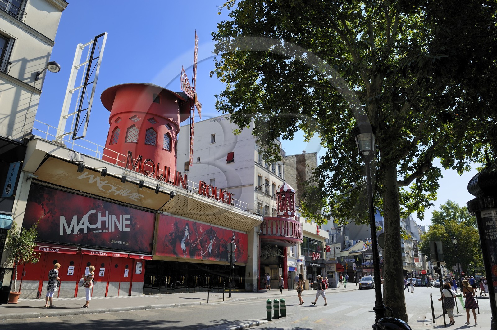 France, Paris (75), quartier de Pigalle, place Blanche, le Moulin Rouge (Moulin Rouge, marque déposée, demande d'autorisation nécessaire avant toute publication)