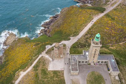 France, Côtes d'Armor (22), Grand Site de France Cap d'Erquy – Cap Fréhel, Plévenon, le phare du Cap Fréhel (1950) et le phare Vauban (1702) sur le chemin de Grande Randonnée GR 34 (vue aérienne)