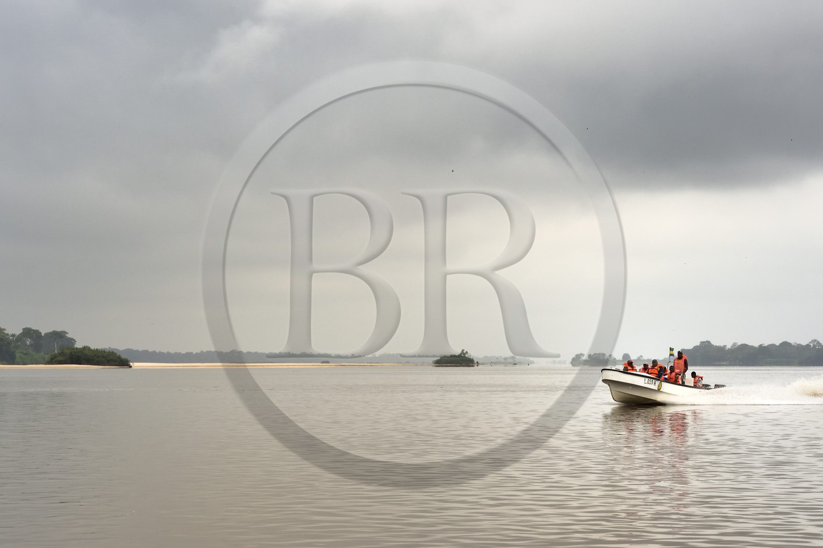 Gabon, province de Ogooué- Maritime, bateau à moteur remontant le fleuve Ogooué