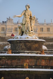 France, Yvelines (78), parc du château de Versailles sous la neige, classé Patrimoine Mondial de l'UNESCO, le Bassin de Latone
