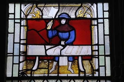 France, Côte d'Or (21), Semur-en-Auxois, l'église Notre-Dame, vitraux du 15è s. représentant des corps de métiers, les bouchers