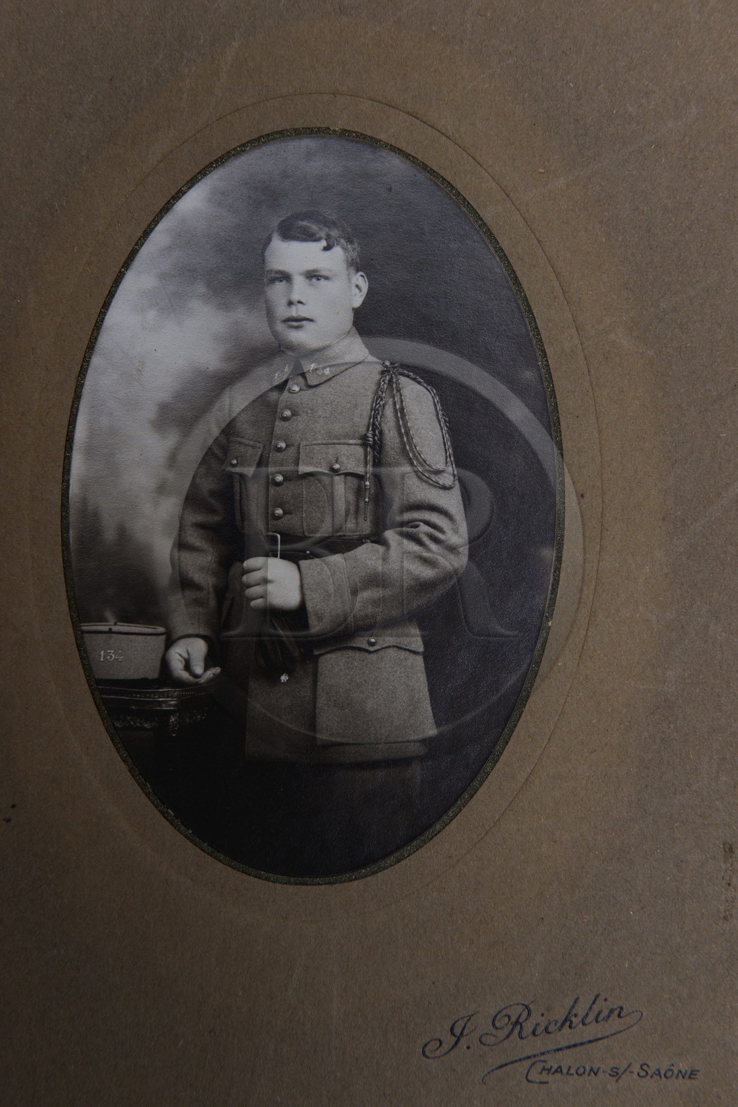 France, Bas-Rhin (67), chemin des passeurs au Donon sur la trace de la filière d'évasion du Rehtal, Schirmeck, portrait en uniforme du passeur Hubert Ledig