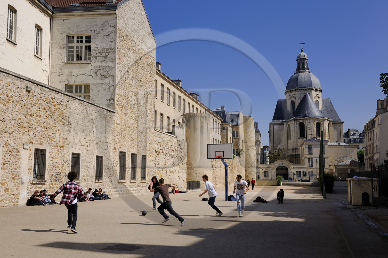 France, Paris (75), l’enceinte de Philippe Auguste rue des jardins Saint-Paul et l'église Saint-Paul-Saint-Louis