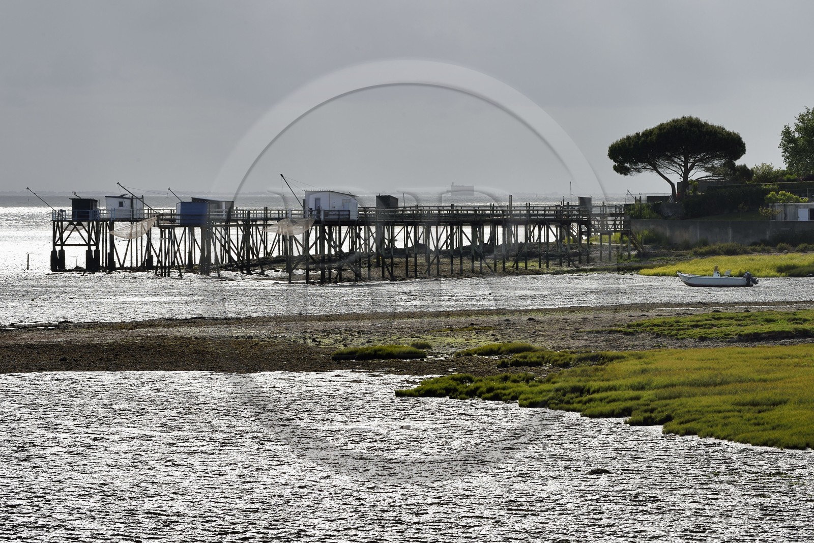 France, Charente-Maritime (17), Fouras, pontons de peche au carrelet et le Fort Boyard en arrière plan