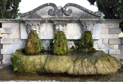 France, Vaucluse (84), Parc Naturel Regional du Luberon, Lourmarin, labellisé Les Plus Beaux Villages de France, la Fontaine aux trois masques présentés sous la forme de métaphore du Rhône, de la Durance et du Luberon