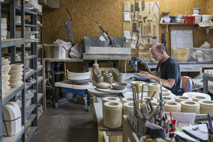 France, Nièvre (58), Nevers, Faïencerie Georges, les ateliers, Raphael à la fabrication