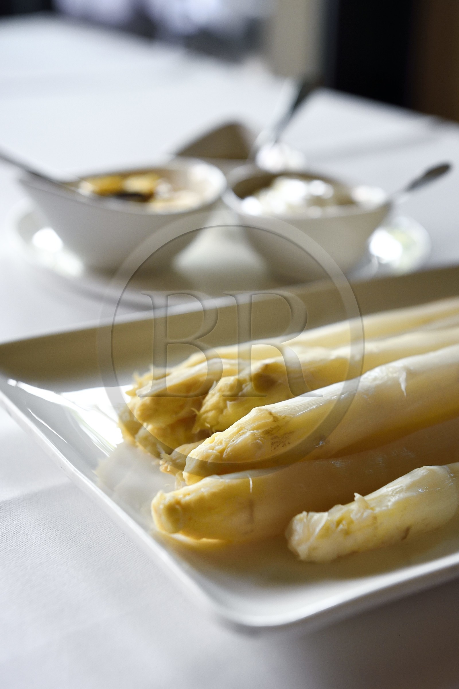 France, Bas-Rhin (67), Strasbourg, plat d'asperges blanches accompagné de trois sauces hollandaise, mayonnaise et vinaigrette