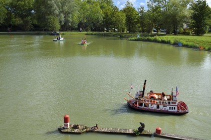 France, Charente-Maritime (17), Saintonge, Saint-Savinien, labellisé Villages de pierres et d'eau, le port miniature du manège nautique sur l'Ile de la grenouillette située sur la commune du Mung