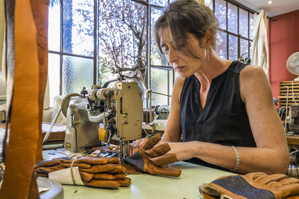 France, Aveyron (12), Millau, Maison Fabre (Ganterie Fabre), manufacture de gants familiale fondée en 1924, atelier de  fabrication de gants cousus en piqué anglais sur des anciennes machines