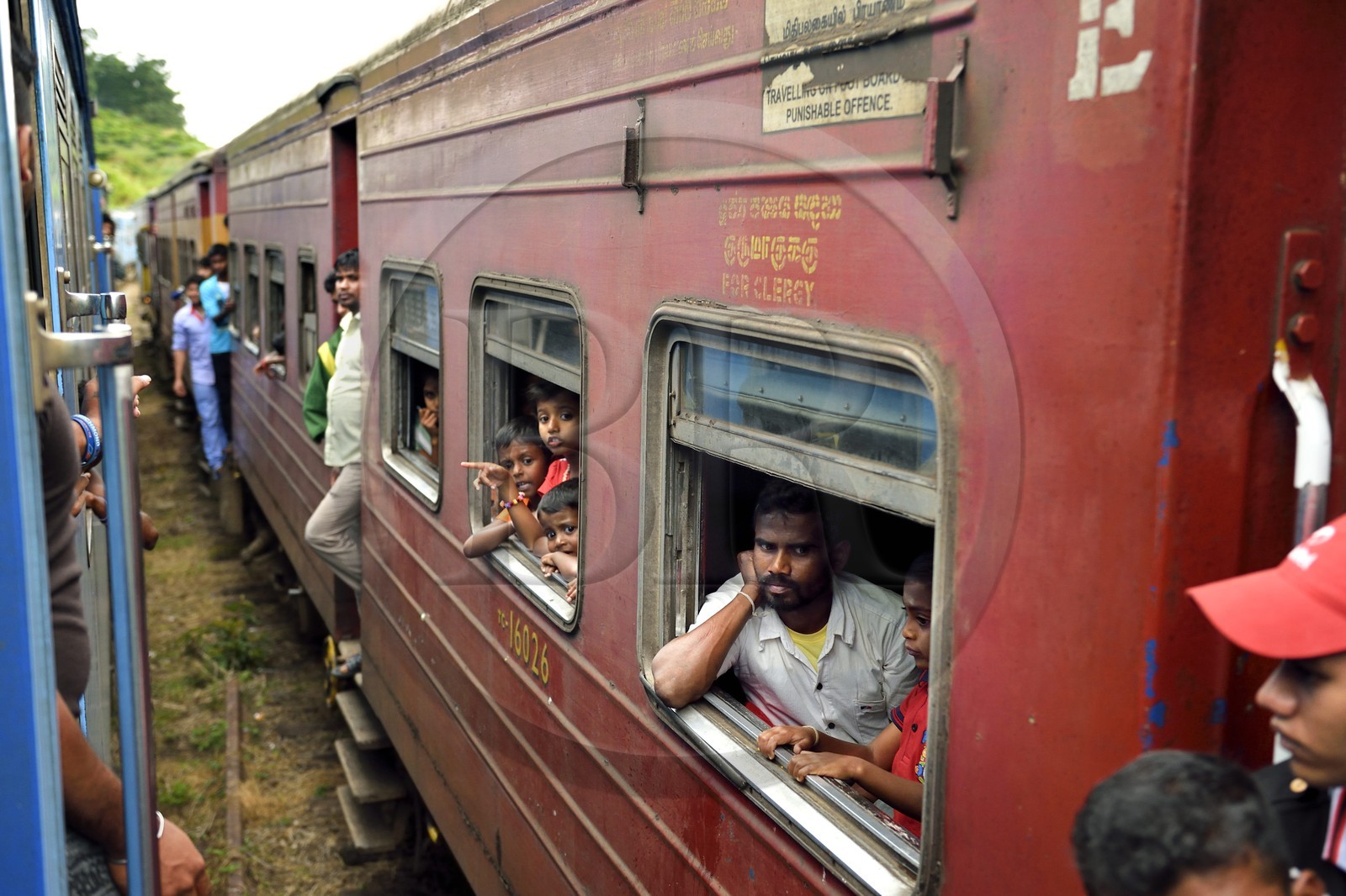 Sri Lanka, Province du Centre, trajet en train dans la région montagneuse de la culture du thé entre Hatton et Badulla, gare rurale de Great Western, passagers accrochés aux portières