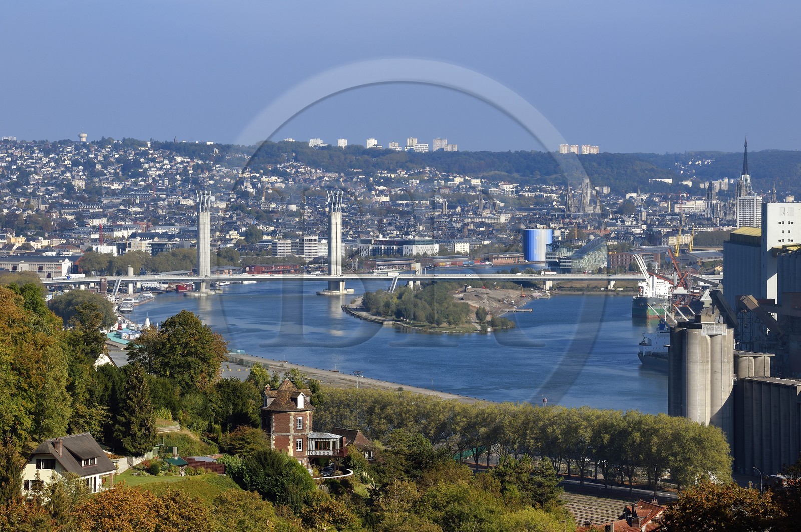 France, Seine-Maritime (76), Rouen, le pont levant Gustave Flaubert sur la Seine et le port