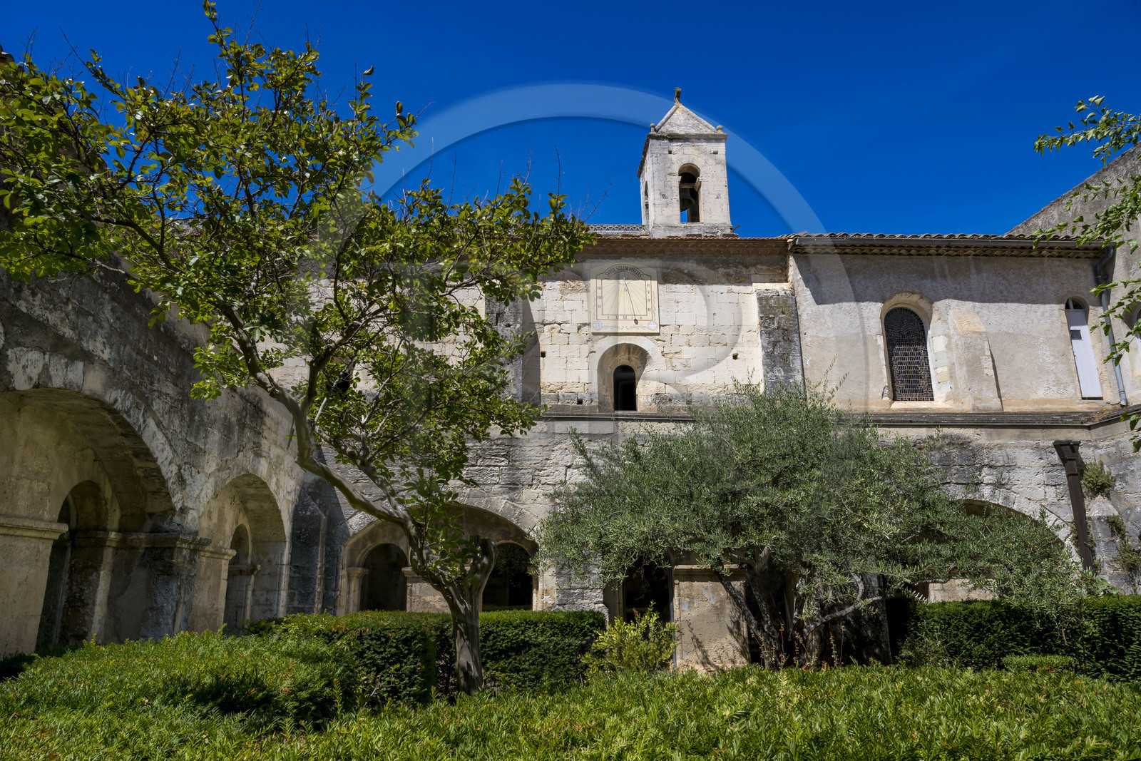 France, Bouches-du-Rhône (13), Tarascon, La Montagnette, abbaye Saint-Michel de Frigolet, le cloitre du XIIe siècle attenant à l'église Saint-Michel