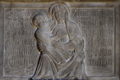 France, Alpes-Maritimes (06), Nice, vieille ville, église Saint-Martin-Saint-Augustin, une des toutes premières représentation de ciseaux (en bas à gauche) dans ce bas relief dédiée à la Vierge Marie offert par la confraternité des tailleurs et chaussiers, datant de 1444