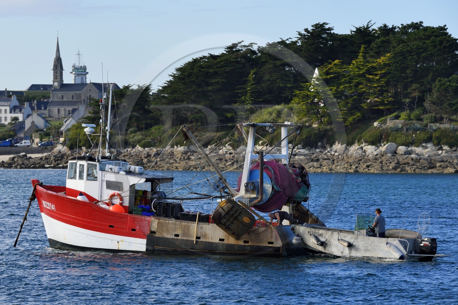 France, Finistère (29), Ile-de-Batz, bateau de pêche à Porz Kernok et l'église Notre Dame du Bon Secours