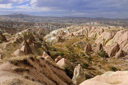 Turquie, Anatolie Centrale, province de Nevsehir, Cappadoce classée Patrimoine Mondial de l'UNESCO, vallon de Kizil Çukur (vallée Rouge) sur le versant occidental du massif de l'Ak Tepe vers Çavusin