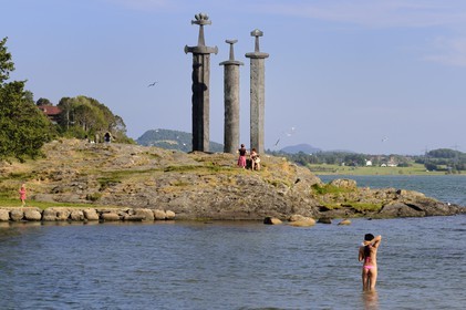 Norvège, Rogaland, Stavanger, les épées monumentales de Fritz Roed (1983) en souvenir de la bataille de Hafsfjord en 872