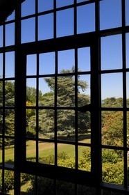 France, Seine-Maritime (76), Varengeville-sur-Mer, manoir du domaine Le Bois des Moutiers, une fenêtre du grand salon