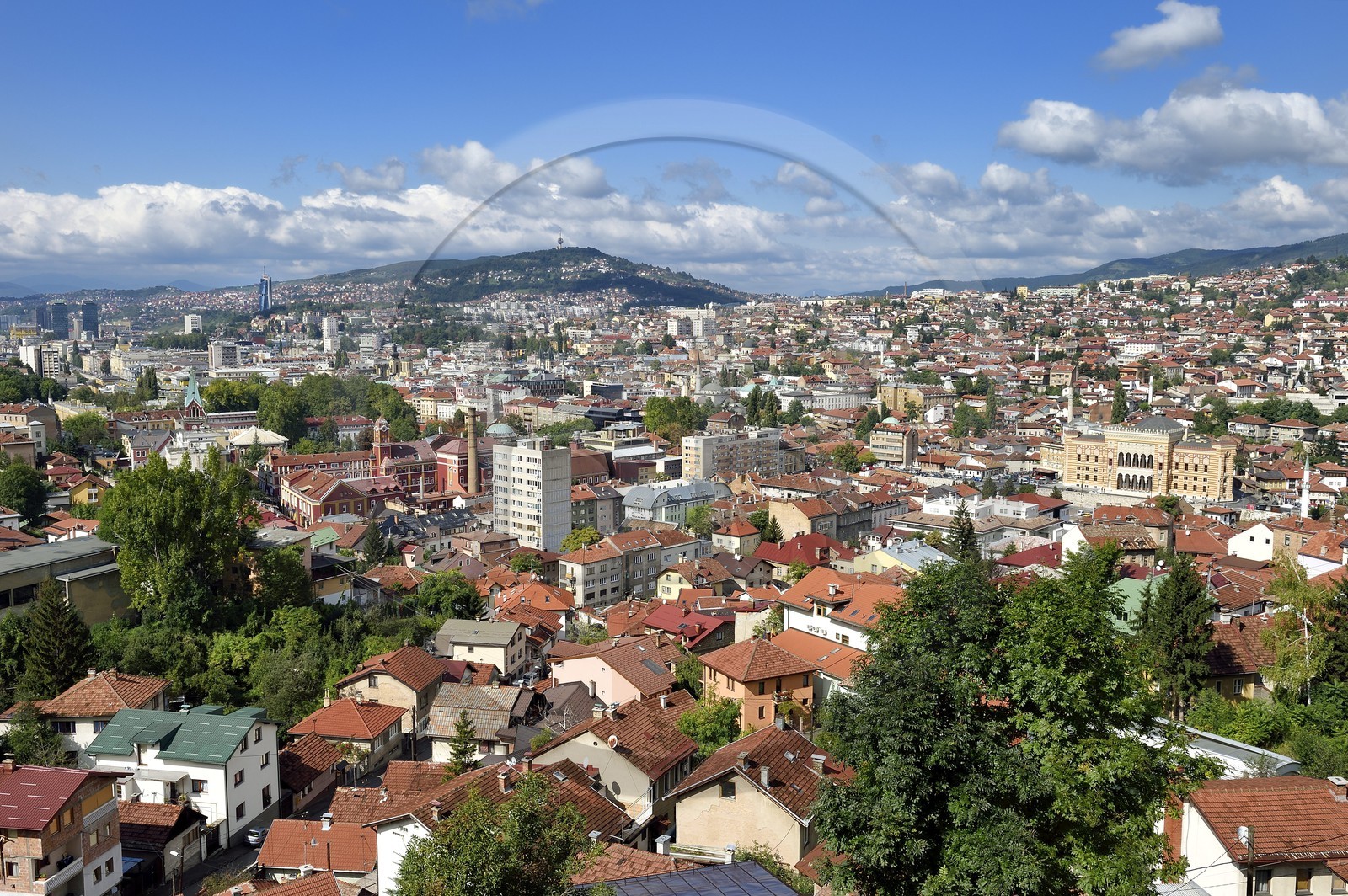 Bosnie-Herzégovine, Sarajevo, la Bibliothèque Nationale et Universitaire à droite