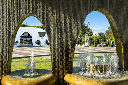 France, Hérault (34), La Grande-Motte, labellisé patrimoine du XXème siècle, place du 1er Octobre 1974 et la mairie en arrière plan