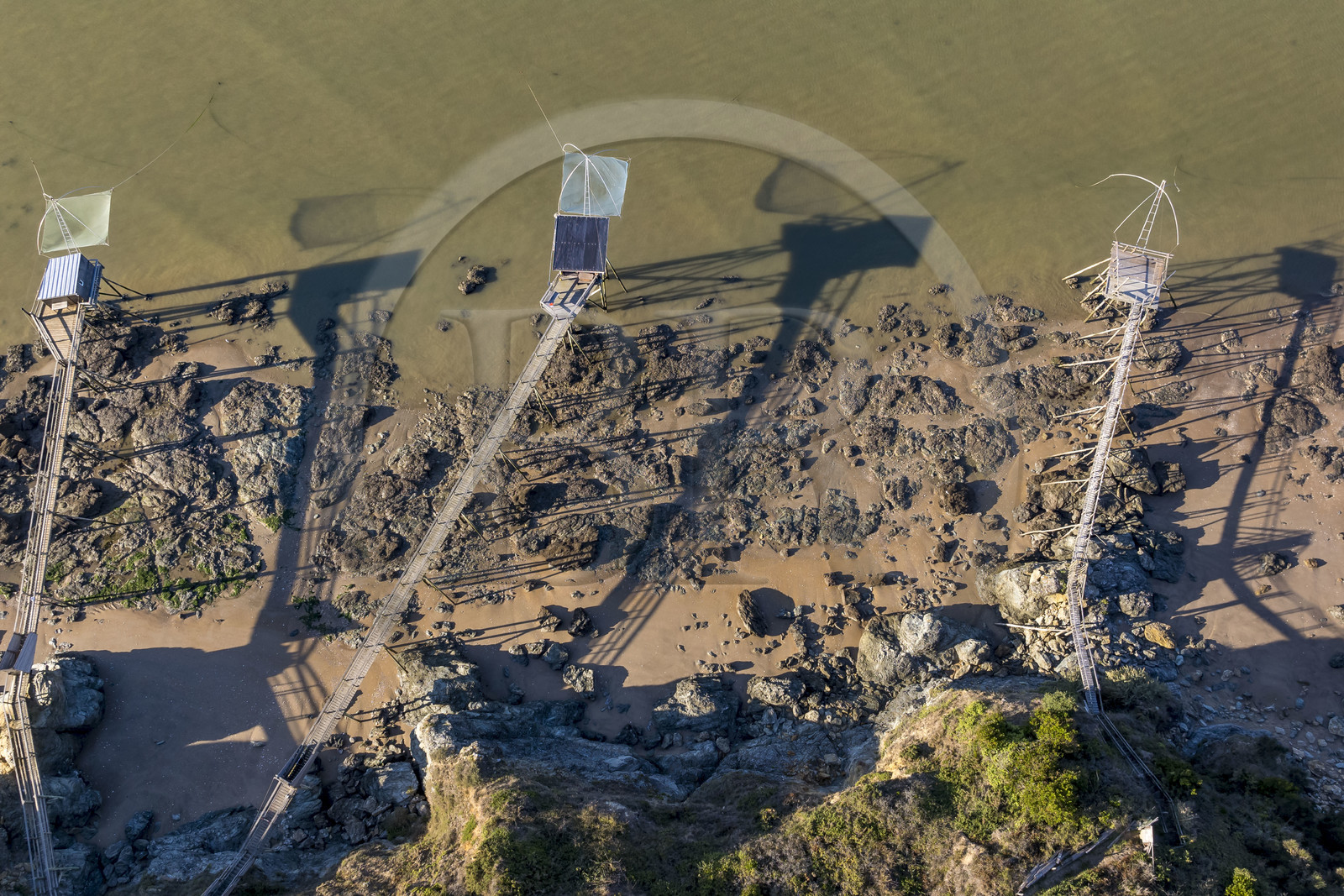 France, Loire-Atlantique (44), Baie de Bourgneuf, Pornic, cabanes de pêche traditionnelle au carrelet en bordure de la plage de Crêve-coeur à La Bernerie-en-Retz (vue aérienne)