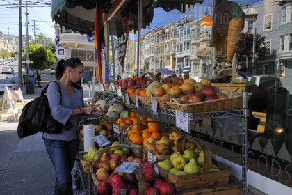 Etats-Unis, Californie, San Francisco, quartier Castro gay district, étal de fruits et légumes devant une épicerie