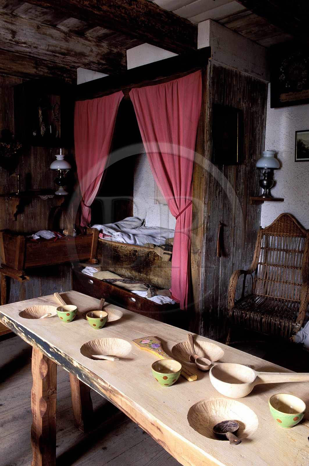 France, Haute-Savoie (74), région de Samoens, Cessonnes, écomusée la ferme du clos parchet, pièce de vie d'une ferme
