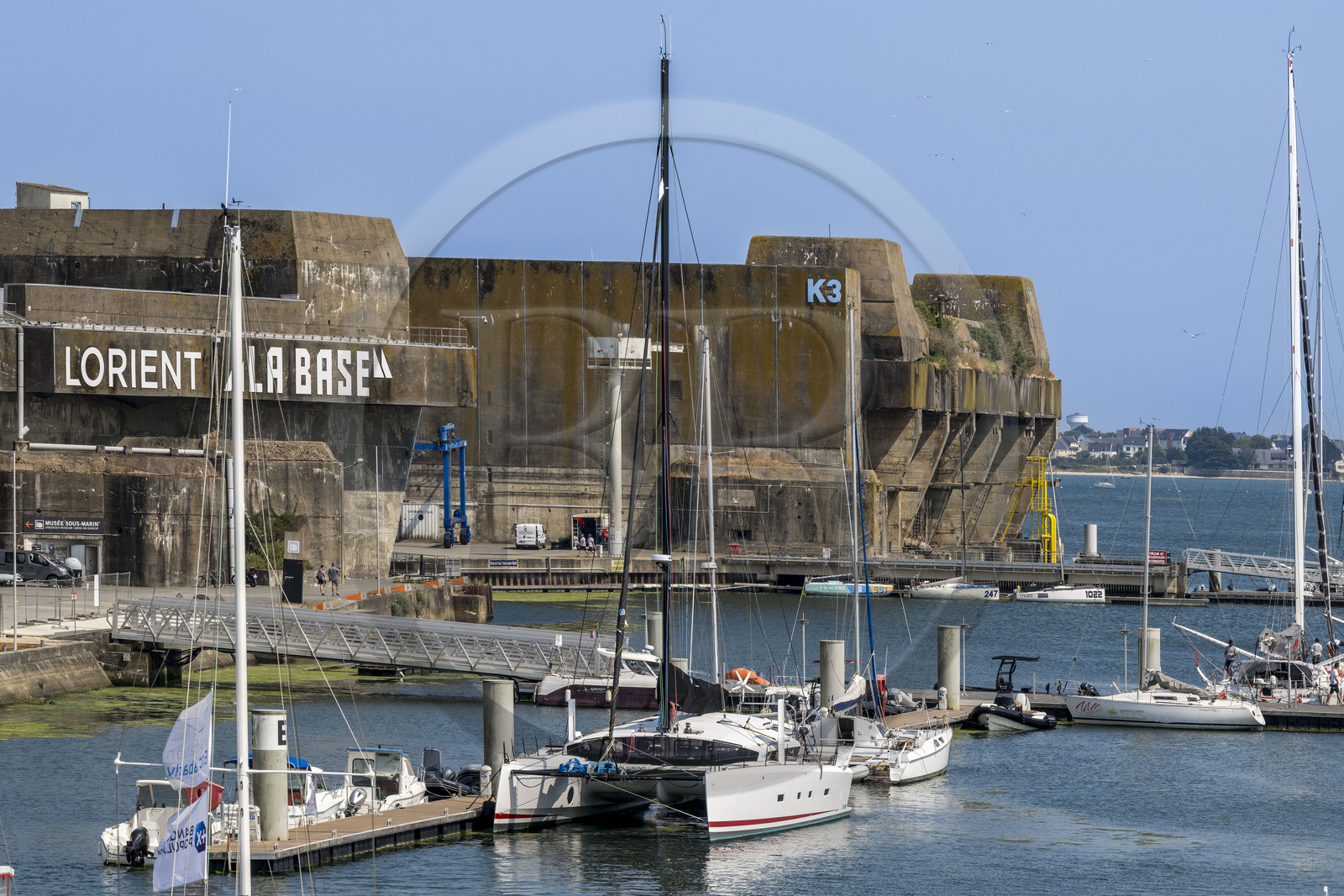 France, Morbihan (56), Lorient, le port de Lorient La Base dans l'ancienne base de sous-marins construite par les Allemands, il est conçu et équipé de façon à accueillir les professionnels du nautisme, les événements nautiques et les grandes unités telles que les monocoques et les multicoques de la Course au Large