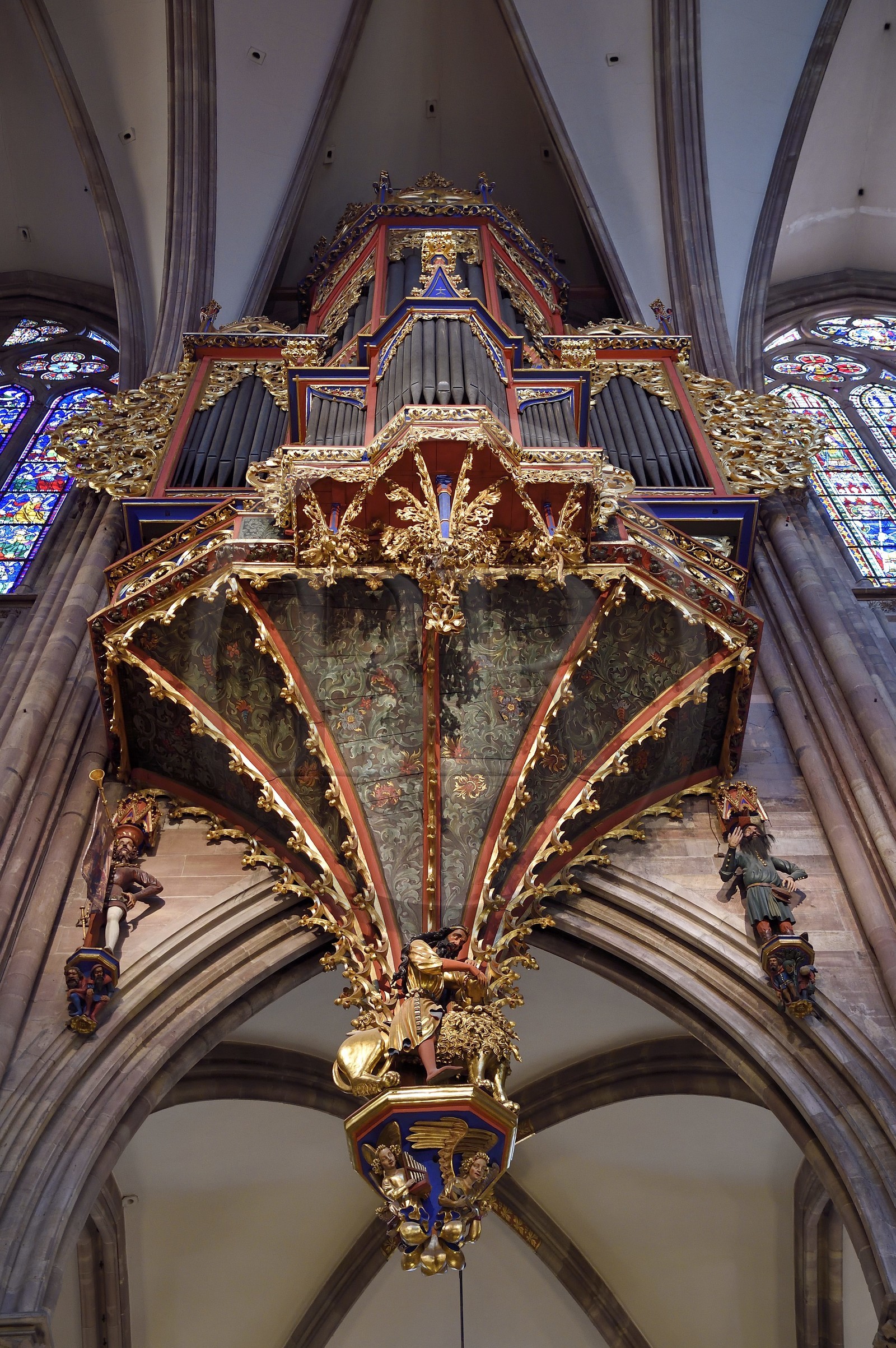 France, Bas-Rhin (67), Strasbourg, vieille ville classée au Patrimoine Mondial de l'UNESCO, la cathédrale Notre-Dame, le grand orgue qui domine la nef, l'automate appelé le Rohraffe (aussi Bretzelmann) à droite sous le grand orgue, de là les fidèles et le clergé se faisait insulter lors des offices des fêtes de la Pentecote, sur la gauche un héraut porte à sa bouche une trompette avec l’aide de cables tirés par l’organiste