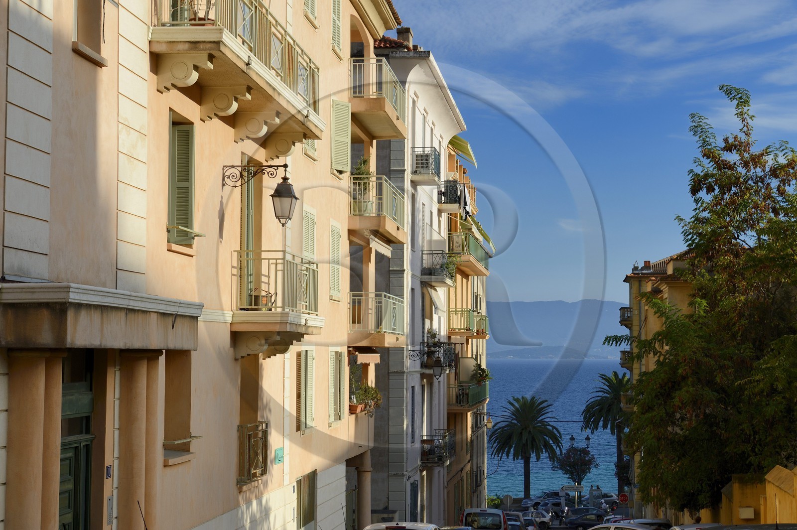 France, Corse-du-Sud (2A), Ajaccio, quartier dit des étrangers, la rue Prosper Mérimée donnant sur la mer