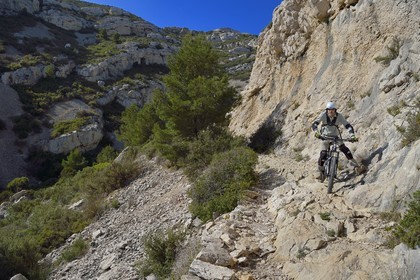 France, Bouches-du-Rhône (13), Le Rove vers Marseille, la Cote Bleue, randonnée de Niolon au Cap Méjean le long du Sentier des Douaniers, vététiste