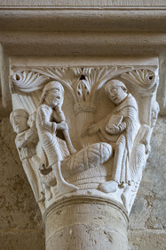 France, Yonne (89), parc naturel régional du Morvan, Vézelay, classé au Patrimoine Mondial de l'UNESCO, labellisé Les Plus Beaux Villages de France, point de départ de l'une des principales voies de pèlerinage de Saint-Jacques-de-Compostelle, la basilique Sainte-Marie-Madeleine, chapiteau du narthex (XIIe siècle), père se désole devant l'enfant mort et Saint-Benoît ressuscite l'enfant