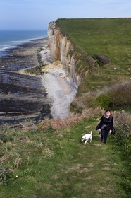 France, Seine-Maritime (76), Pays de Caux, Côte d'Albâtre, entre Etretat et Yport, la falaise vers Bénouville et la plage à marée basse
