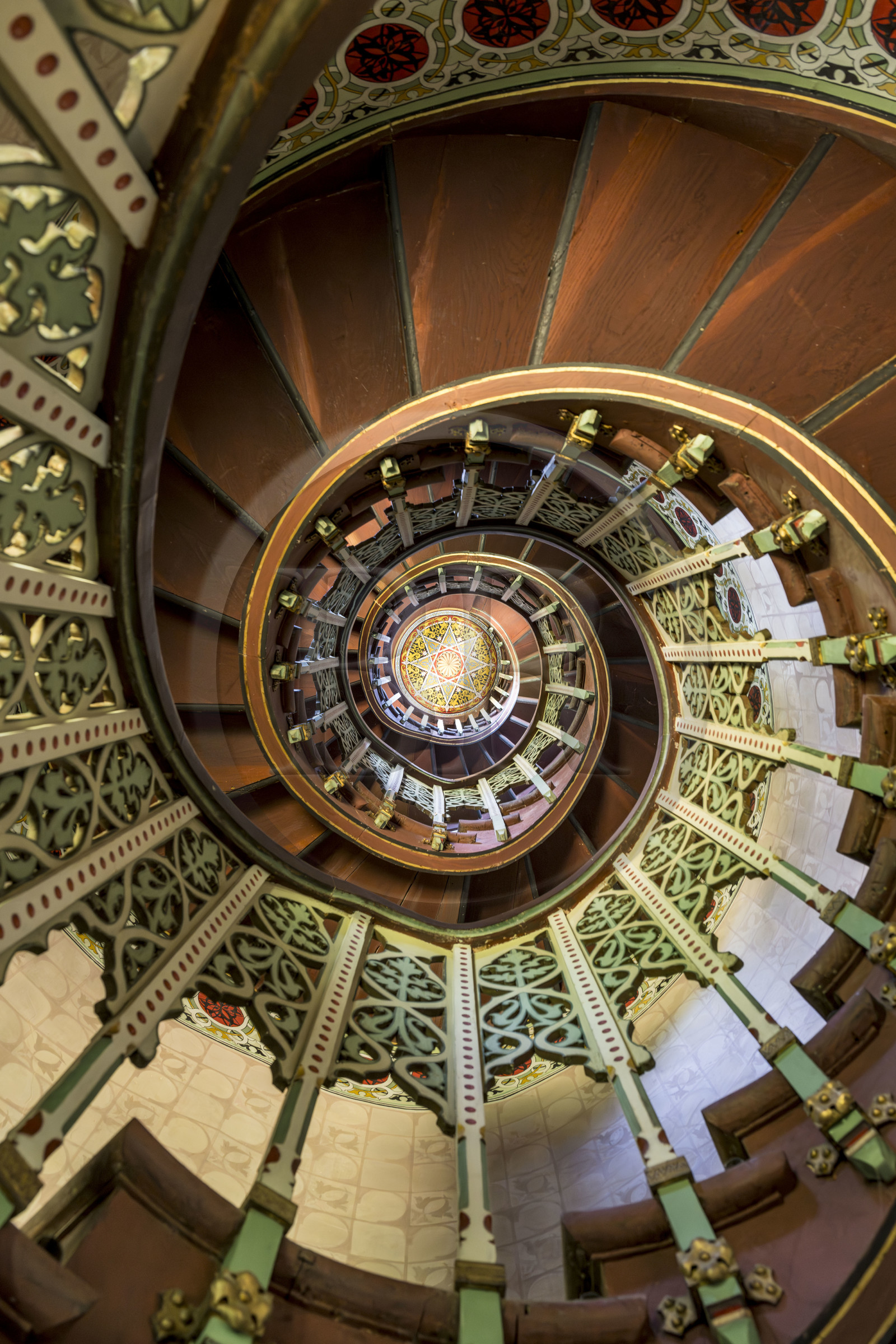 France, Pyrénées-Atlantiques (64), la côte du Pays-Basque, Hendaye, chateau d'Abbadia construit en 1870 par Eugène Viollet-le-Duc pour Antoine d'Abbadie d'Arrast, escalier hélicoidal de la tourelle sud